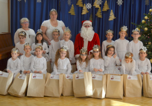 Dzieci z grupy IV na zdjęciu grupowym ze Świętym Mikołajem